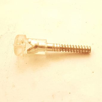 Spinka   13D wkręt mocowania lampy tył 126p