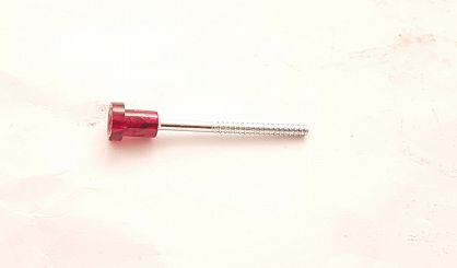 Spinka   13D wkręt mocowania lampy tył 126p czer.